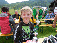 Simon mit Pokal auf der Eggeralm in Kärnten 2011 - Klick zum vergrößern Simon mit Pokal auf der Eggeralm in Kärnten 2011 - Klick zum vergrößern